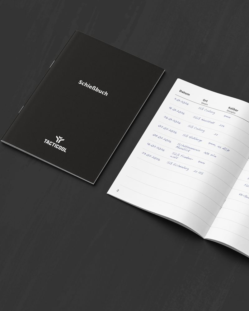 Das Schießbuch geschlossen und aufgeschlagen, die Innenseiten mit handschriftlichen Einträgen zu Datum, Ort und Kaliber